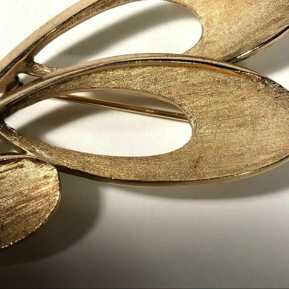 Modernist Trifari Crown Signed Brooch, Gold tone Swirl Swoosh Hat Sweater Pin - Picture 4 of 6